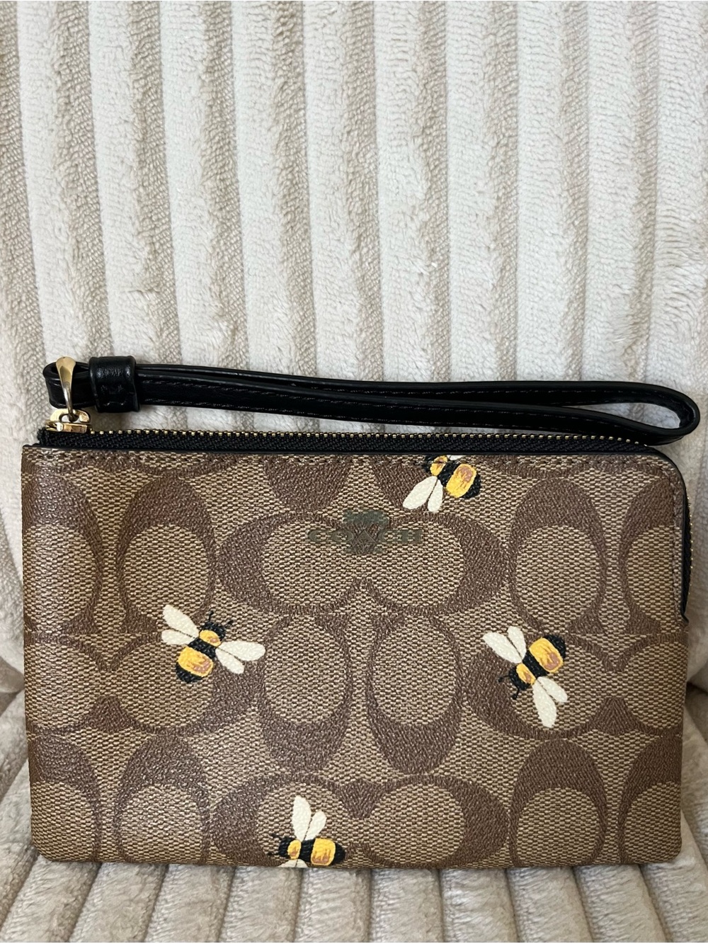 Coach Corner Zip Wristlet in Signature Canvas with Bee Print C8674 Khaki Multi🐝🍂